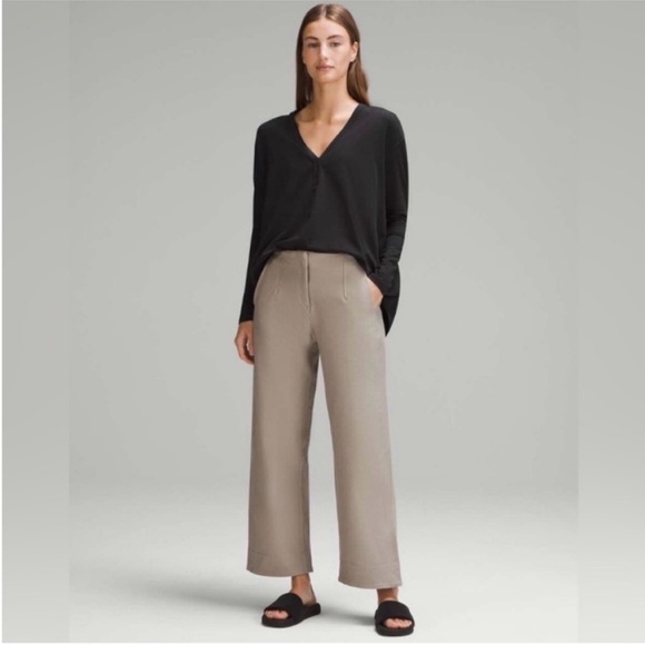 Lululemon Back In Action V-Neck - Picture 2 of 11